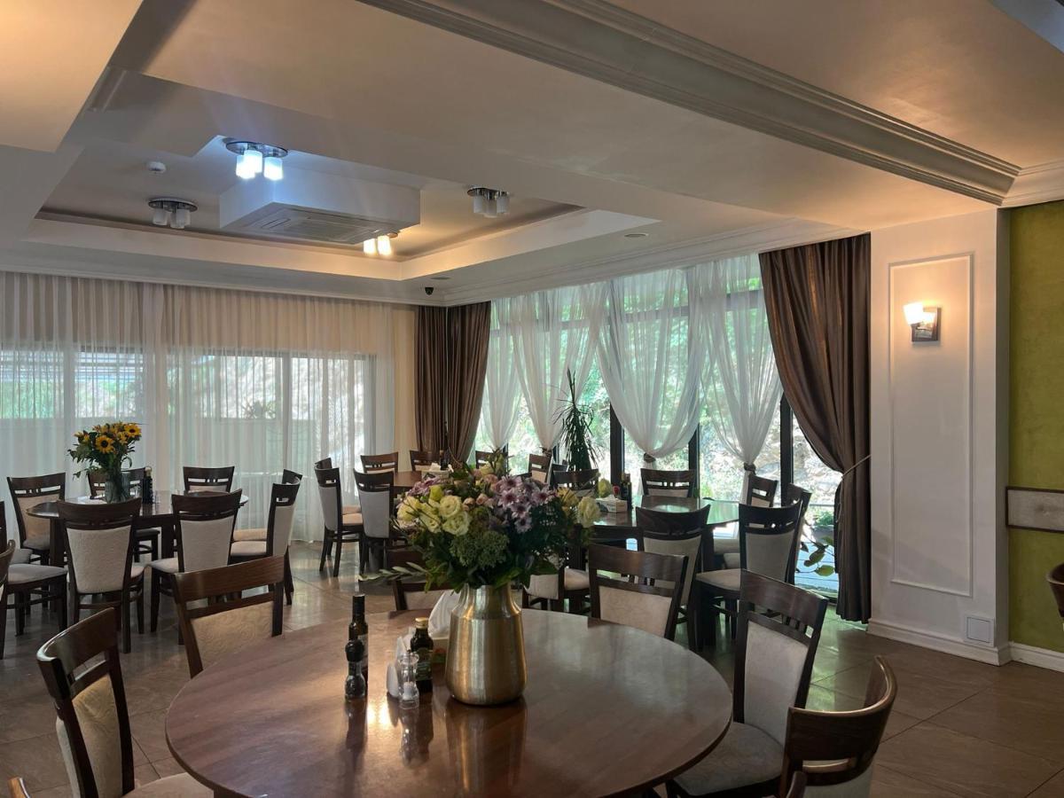 Hotel Holiday Maria Băile Herculane Extérieur photo