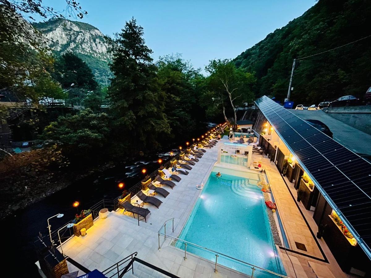 Hotel Holiday Maria Băile Herculane Extérieur photo