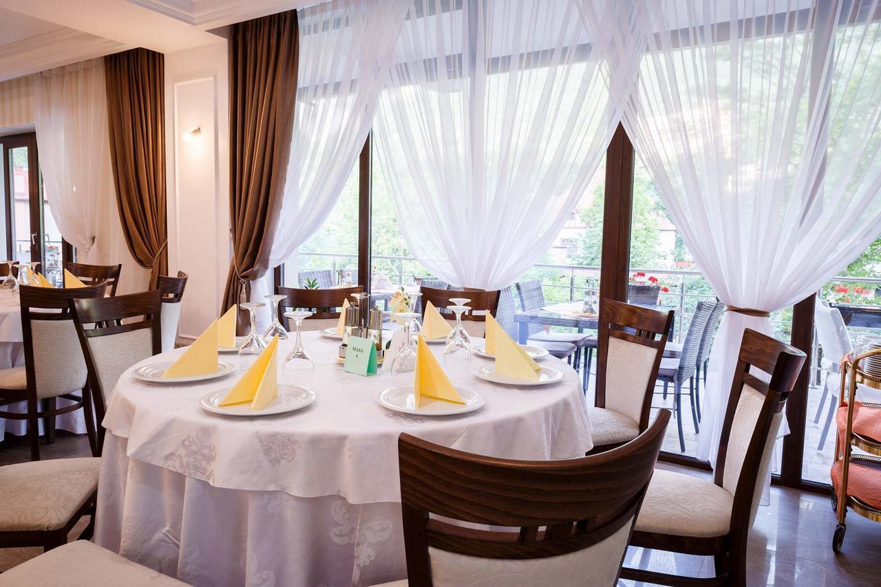 Hotel Holiday Maria Băile Herculane Extérieur photo