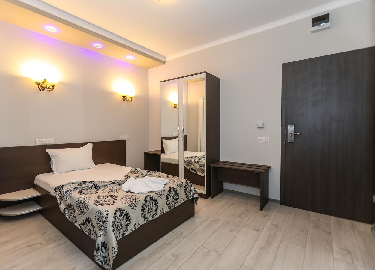 Hotel Holiday Maria Băile Herculane Extérieur photo