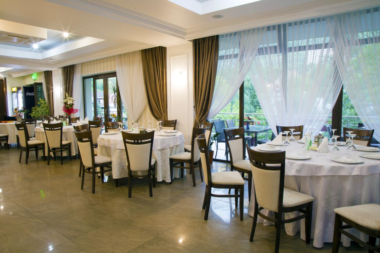 Hotel Holiday Maria Băile Herculane Extérieur photo