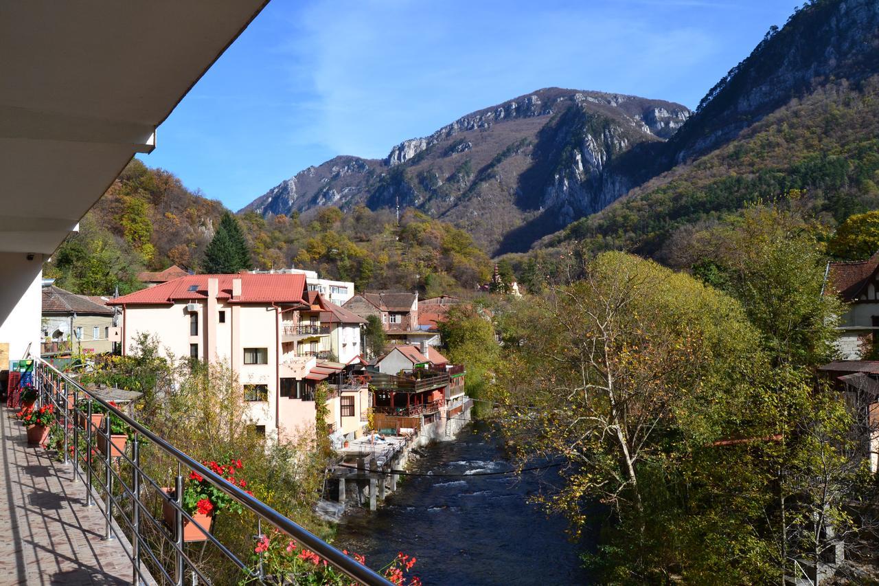 Hotel Holiday Maria Băile Herculane Extérieur photo