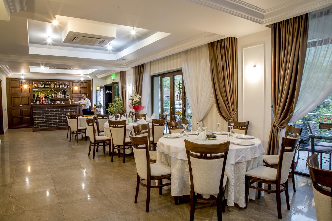 Hotel Holiday Maria Băile Herculane Extérieur photo